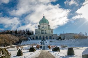 Oratoire Saint-Joseph sous un ciel bleu clair en hiver, avec de la neige couvrant le sol à Montréal, Québec, Canada.